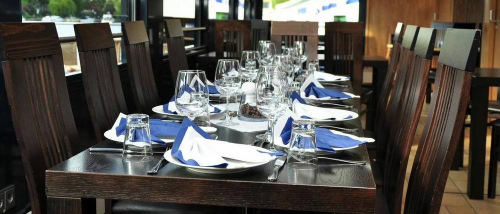Gedeck unter Deck. Das Restaurantschiff "Spree-Blick".