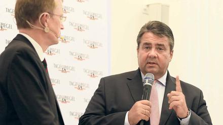 Mahner aus Berlin. Vizekanzler Sigmar Gabriel (SPD) stellte sich beim Leserforum des Tagesspiegel den Fragen des Publikums und des Tagesspiegel-Chefredakteurs Stephan-Andreas Casdorff (l.).