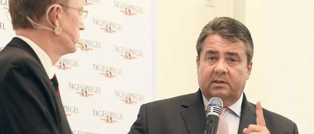 Mahner aus Berlin. Vizekanzler Sigmar Gabriel (SPD) stellte sich beim Leserforum des Tagesspiegel den Fragen des Publikums und des Tagesspiegel-Chefredakteurs Stephan-Andreas Casdorff (l.).