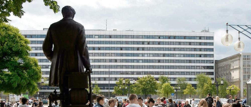 TU, wohin? Blick auf das Hauptgebäude der TU Berlin, im Vordergrund die Siemens-Statue.