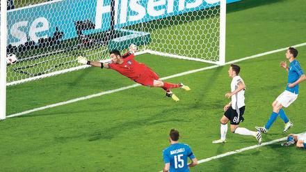 Mesut Özil überwindet Italiens Torwart Gianluigi Buffon und bringt die Nationalelf mit 1:0 in Führung.