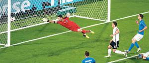 Mesut Özil überwindet Italiens Torwart Gianluigi Buffon und bringt die Nationalelf mit 1:0 in Führung.
