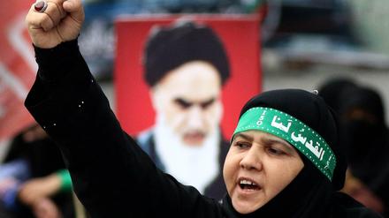 Eine Frau protestiert am Al-Quds-Tag gegen Israel und US-Politik im Mittleren Osten