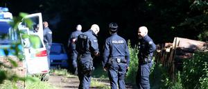 Polizeibeamte stehen auf einer Verbindungsstraße zwischen Rodacherbrunn in Thüringen und Nordhalben in Bayern, wo in einem Waldstück von einem Pilzsammler eine Leiche entdeckt wurde, bei der es sich "mit größter Wahrscheinlichkeit" um die seit 15 Jahren vermisste Peggy handelt. Der Fundort im Saale-Orla-Kreis liegt nur wenige Kilometer von Peggys Heimatort Lichtenberg (Landkreis Hof) entfernt. 