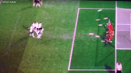 Wie ein Mann: In den übereinandergelegten Elfmeterschüssen der deutschen Mannschaft weiß Gianluigi Buffon nicht mehr, wohin er sich schmeißen soll. 