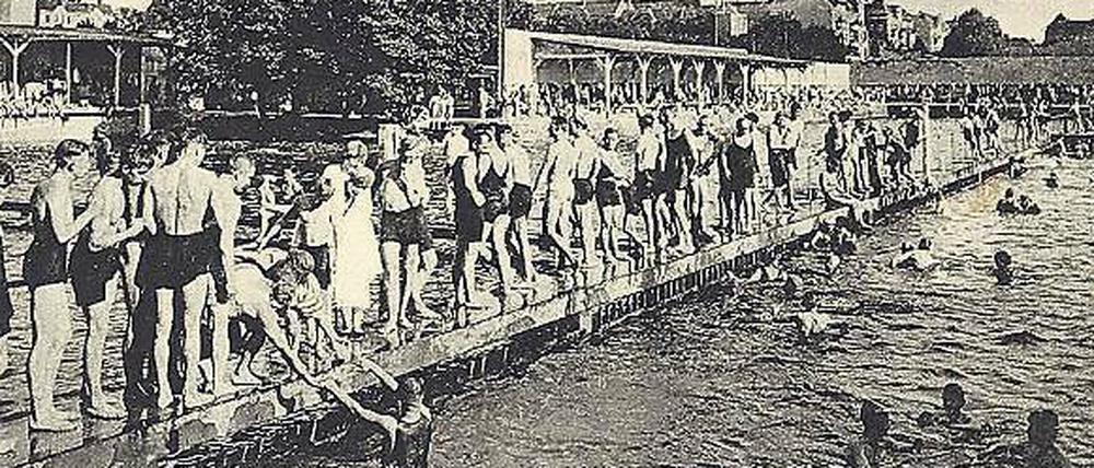 Historische Aufnahme des Seebads Mariendorf bei Hochbetrieb im Sommer.