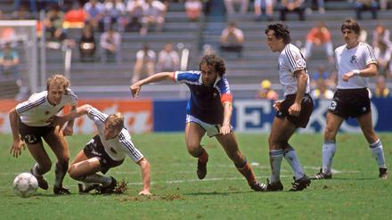 Allein unter Deutschen. Wolfgang Rolff, Karl Heinz Förster, Felix Magath und Klaus Allofs umrahmen Michel Platini (in blau).