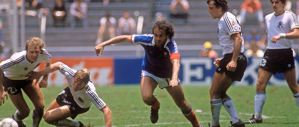 Allein unter Deutschen. Wolfgang Rolff, Karl Heinz Förster, Felix Magath und Klaus Allofs umrahmen Michel Platini (in blau).