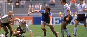 Allein unter Deutschen. Wolfgang Rolff, Karl Heinz Förster, Felix Magath und Klaus Allofs umrahmen Michel Platini (in blau).