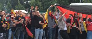 Am Samstagabend haben wieder einige Besucher der Fanmeile den Hitlergruß gezeigt. Zwei Männer wurden festgenommen, ob es diese beiden sind, ist nicht bekannt.