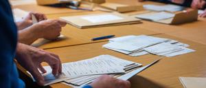 Im Rathaus Pankow werden die Stimmen zur Wahl für das Abgeordnetenhaus Berlin neu ausgezählt. 