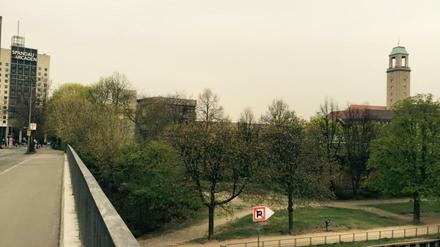 Hier ist die Post hinter den Bäumen zu erkennen. Eigentlich sollte hier mal ein Hafen entstehen. Wurde aber nix, statt Bauarbeiter toben sich hier die Trinker und Graffiti-Sprüher aus.