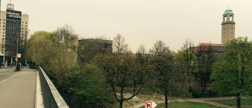 Hier ist die Post hinter den Bäumen zu erkennen. Eigentlich sollte hier mal ein Hafen entstehen. Wurde aber nix, statt Bauarbeiter toben sich hier die Trinker und Graffiti-Sprüher aus.