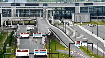 Pannenflughafen BER: Termine platzen, Kosten explodieren.