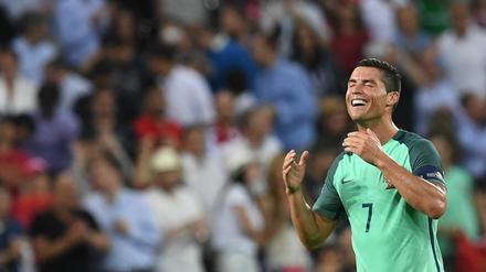 Ein Interview mit Portugals Superstar Cristiano Ronaldo sollte der Traum eines jeden Reporters sein. Nach dem Sieg gegen Wales nutzte ein portugiesischer Journalist die Gelegenheit jedoch dafür, seine euphorischen Gefühle zum Ausdruck zu bringen. 