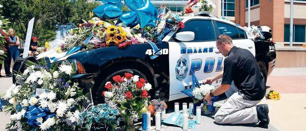 Dallas trauert. Bei der Bluttat am Donnerstag wurden fünf Polizisten der Stadt mutmaßlich von einem Einzeltäter erschossen.