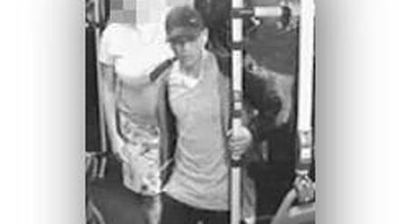 Die Polizei sucht diesen jungen Mann. Er wird verdächtigt, ein Ehepaar ausgeraubt zu haben. 