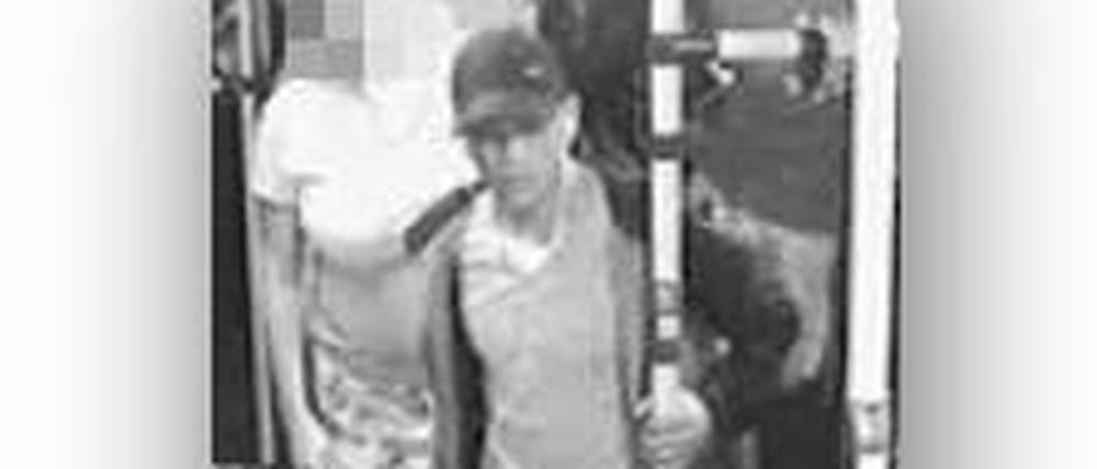 Die Polizei sucht diesen jungen Mann. Er wird verdächtigt, ein Ehepaar ausgeraubt zu haben. 