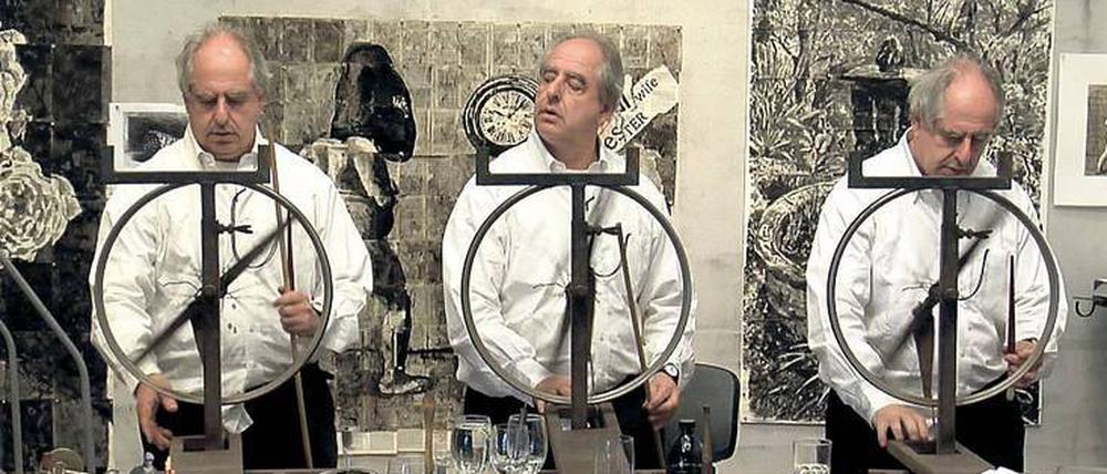 Der Künstler als Rollenspieler. William Kentridge hält Vorträge und schaut sich in seinen Videoarbeiten gern selber zu.