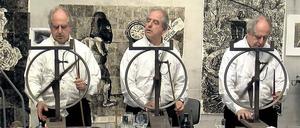 Der Künstler als Rollenspieler. William Kentridge hält Vorträge und schaut sich in seinen Videoarbeiten gern selber zu.