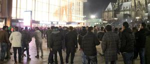 Das Trauma. Eine Szene aus der Silvesternacht vor dem Kölner Dom. Hier kam es zu zahlreichen Übergriffen. Das neue Sexualstrafrecht soll auch darauf reagieren.