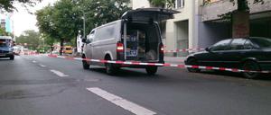 Die Leibnizstraße ist nach einem Überfall auf einen Geldtransporter zwischen Bismarckstraße und Otto-Suhr-Allee gesperrt.