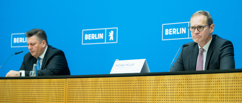 Michael Müller (SPD, r), Regierender Bürgermeister von Berlin, und Andreas Geisel (SPD), Innensenator von Berlin, nehmen an einer Pressekonferenz zu den Pannen bei der Wahl am 26. September 2021 in Berlin teil. Nach der Wahl zum Bundestag, zum Abgeordnetenhaus und zu den Bezirksverordnetenversammlungen am 26. September hatten sich Berichte über fehlende oder falsche Stimmzettel, mögliche Auszählungs- und andere Pannen gehäuft. Hinzu kam, dass sich den ganzen Tag über lange Schlangen vor Wahllokalen bildeten. Zum Teil gaben Wähler noch weit nach offizieller Schließung der Lokale ihre Stimmen ab. +++ dpa-Bildfunk +++