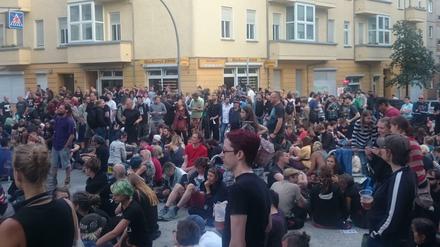 Der von der Polizei abgesperrte "Dorfplatz" in der Rigaer Str. Vor der "Bäckerei 2000" lauschen bis zu 250 Menschen der Musik. 