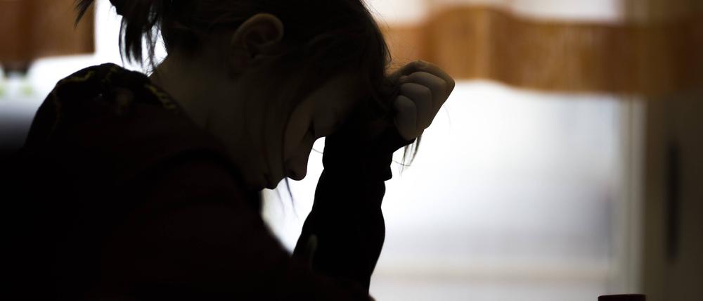 Bei Post-Covid können auch bei jungen Patient:innen Denk- und Konzentrationsstörungen auftreten.