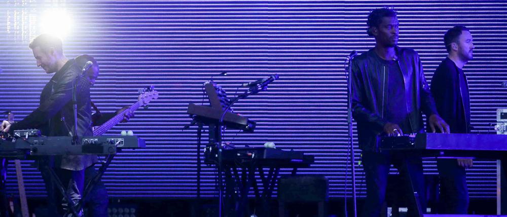 Massive Attack mit Robert "3D" Del Naja (li.) und Grant "Daddy G" Marshall (2. v. r.) in der Zitadelle Spandau.