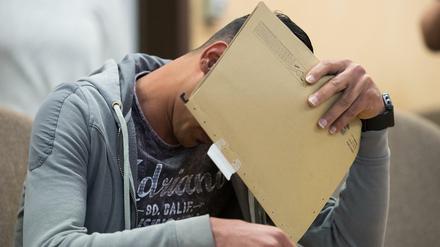 Ein 21-jähriger Angeklagte im Amtsgericht in Köln.