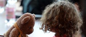 Ein Mädchen und ihr Teddy in einer Berliner-Notunterkunft für Flüchtlinge.