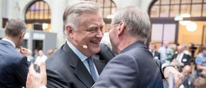 Wladimir Jakunin (links) lud zur Gründungsveranstaltung seines neuen Instituts "Dialog der Zivilisationen" in Berlin - und wurde von Brandenburgs Ex-Ministerpräsident Matthias Platzeck (SPD) freundschaftlich begrüßt. 