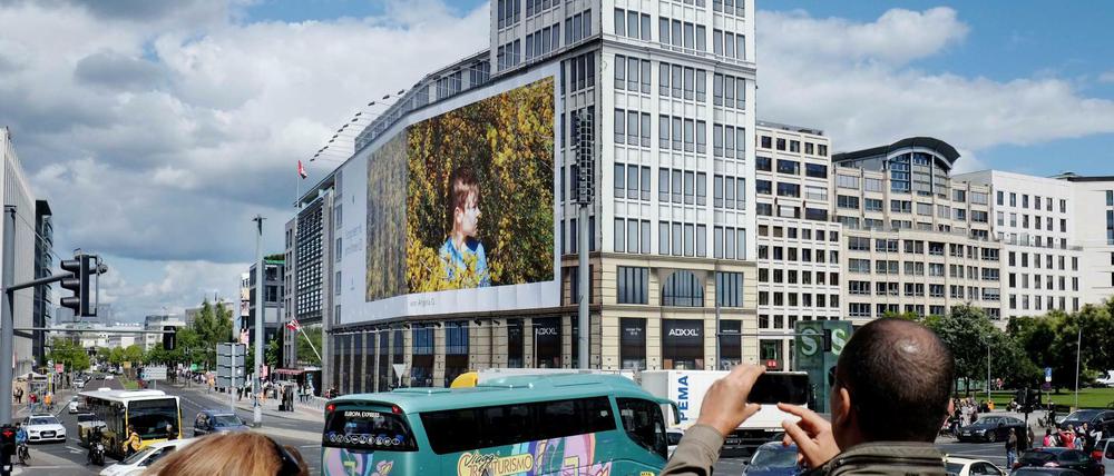 Will man hier wohnen? Nein, meint Bausenator Geisel. Na klar, meint Familie I., die zwei studierende Töchter hat, die aber abgebildet werden möchten.