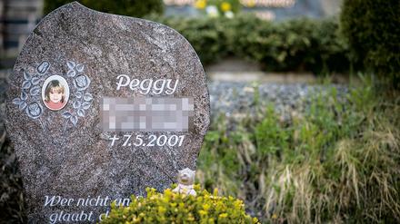 Ein Gedenkstein mit dem Porträt des Mädchens Peggy auf dem Friedhof in Nordhalben (Bayern).
