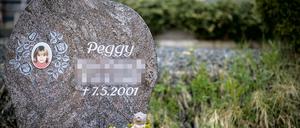 Ein Gedenkstein mit dem Porträt des Mädchens Peggy auf dem Friedhof in Nordhalben (Bayern). 