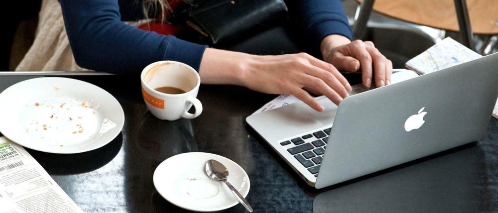 ARCHIV - Eine junge Frau sitzt am 02.04.2012 im Internetcafe Oberholz in Berlin vor ihrem Laptop und surft im Internet. Die Anfang Juni vom Bundestag beschlossene Änderung des Telemediengesetzes, welche die Abschaffung der Störerhaftung bei W-LAN-Netzen forciert, stößt bei Brandenburgs Gastronomen auf ein positives Echo. Foto: Robert Schlesinger/dpa (zu dpa «Brandenburgs Gastronomen begrüßen Störerhaftungsreform» vom 01.07.2016) +++(c) dpa - Bildfunk+++