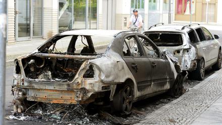 Abgebrannte Autos standen am Sonntagmorgen in der Kleinen Kurstraße in Mitte.