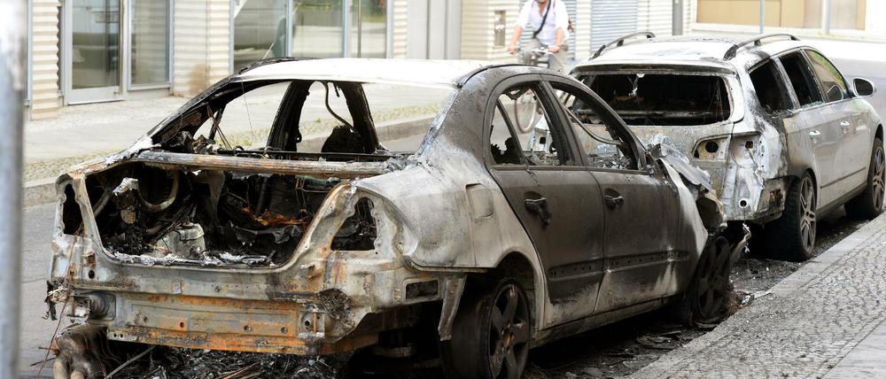 Abgebrannte Autos standen am Sonntagmorgen in der Kleinen Kurstraße in Mitte.
