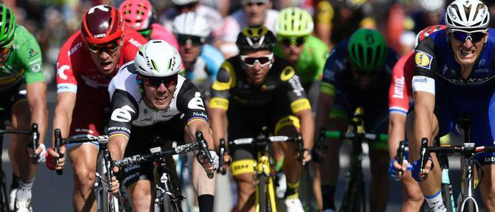 Um Reifenbreite. Mark Cavendish (in Weiß) fährt vor Marcel Kittel (r.) über die Ziellinie.