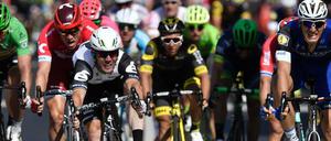 Um Reifenbreite. Mark Cavendish (in Weiß) fährt vor Marcel Kittel (r.) über die Ziellinie.