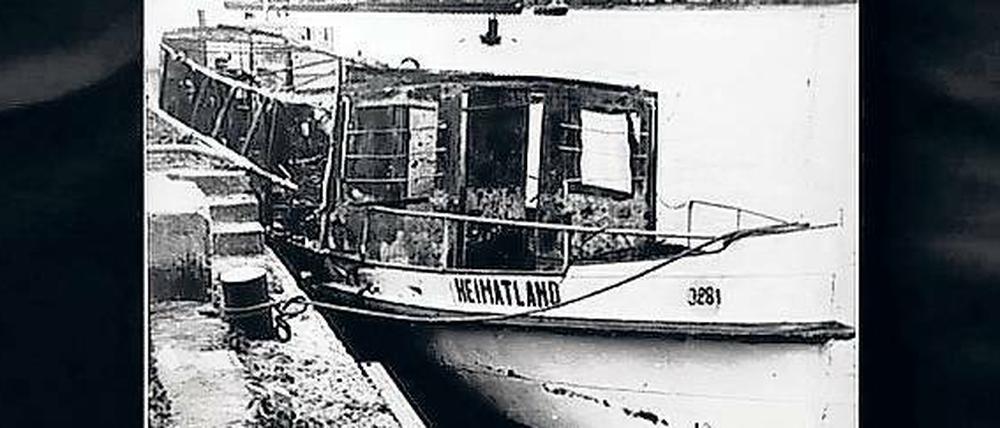 Nach einem Vergaserbrand des Benzinmotors stand die "Heimatland" (hier das zerstörte Schiff) sofort in Flammen
