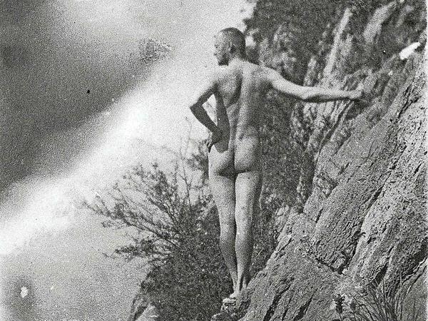 Zurück zur Natur: Der Schriftsteller Hermann Hesse - nackt.