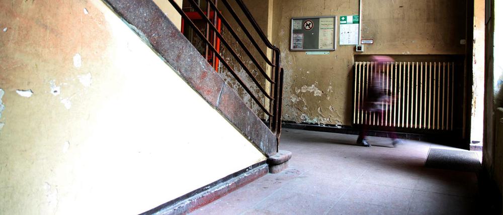 Blick in der Treppenhaus einer Grundschule in Berlin.
