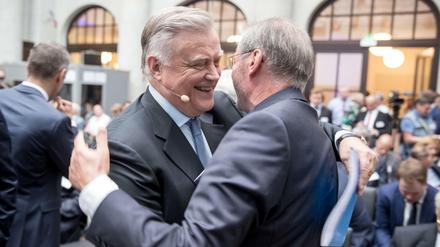 Fragwürdige Allianzen. Wladimir Jakunin, Oligarch, Putin-Vertrauter und Gründer des Politikinstituts "Dialog der Zivilisationen", wird am 1. Juli in Berlin bei der Gründungsveranstaltung vom ehemaligen Brandenburgischen Ministerpräsidenten Matthias Platzeck (SPD, r) begrüßt. 