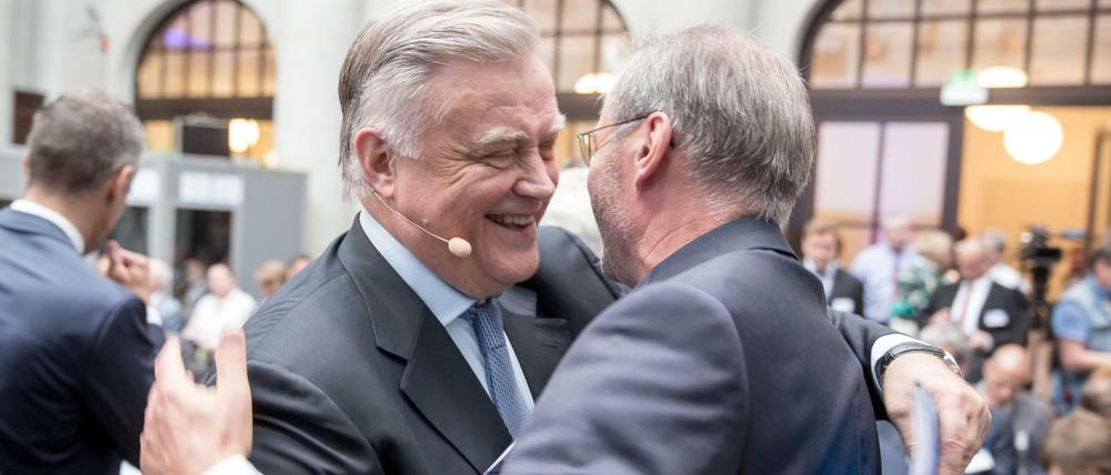 Fragwürdige Allianzen. Wladimir Jakunin, Oligarch, Putin-Vertrauter und Gründer des Politikinstituts "Dialog der Zivilisationen", wird am 1. Juli in Berlin bei der Gründungsveranstaltung vom ehemaligen Brandenburgischen Ministerpräsidenten Matthias Platzeck (SPD, r) begrüßt.
