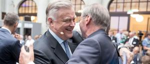 Fragwürdige Allianzen. Wladimir Jakunin, Oligarch, Putin-Vertrauter und Gründer des Politikinstituts "Dialog der Zivilisationen", wird am 1. Juli in Berlin bei der Gründungsveranstaltung vom ehemaligen Brandenburgischen Ministerpräsidenten Matthias Platzeck (SPD, r) begrüßt.