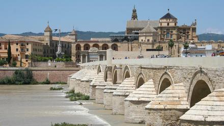 Kathedrale von Córdoba mit der alten Römerbrücke. Die Kathedrale wurde in die alte Moschee hineingebaut und überragt den Baukörper der Mezzquita. Foto Rolf Brockschmidt