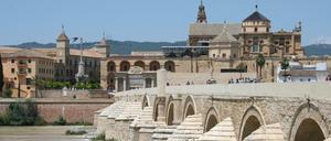 Kathedrale von Córdoba mit der alten Römerbrücke. Die Kathedrale wurde in die alte Moschee hineingebaut und überragt den Baukörper der Mezzquita. Foto Rolf Brockschmidt