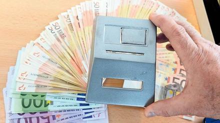  Kriminelle bringen manipulierte Kartenschlitze an Automaten an, um die Daten später zu kopieren und Geld vom fremden Konto abzuheben. 